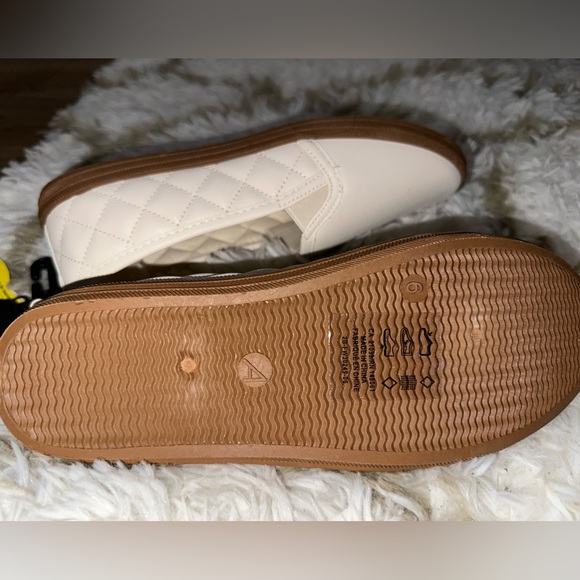 This is a comfort foam slip on shoe, size 6, never worn. Great condition - Picture 5 of 5